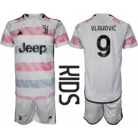 Billiga Juventus Dusan Vlahovic #9 Barnkläder Borta fotbollskläder till baby 2023-24 Kortärmad (+ Korta byxor)